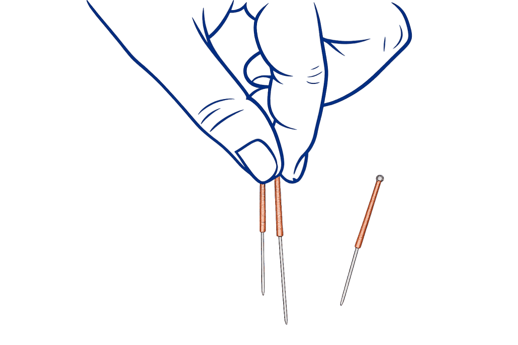 Geste précis d’un praticien tenant des aiguilles d’acupuncture, illustrant expertise et maîtrise professionnelle
